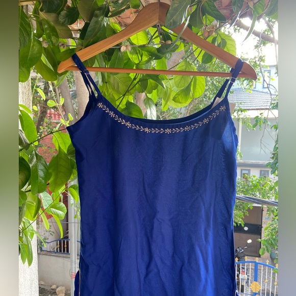 Floral Embroidered Kurta. - Picture 4 of 6